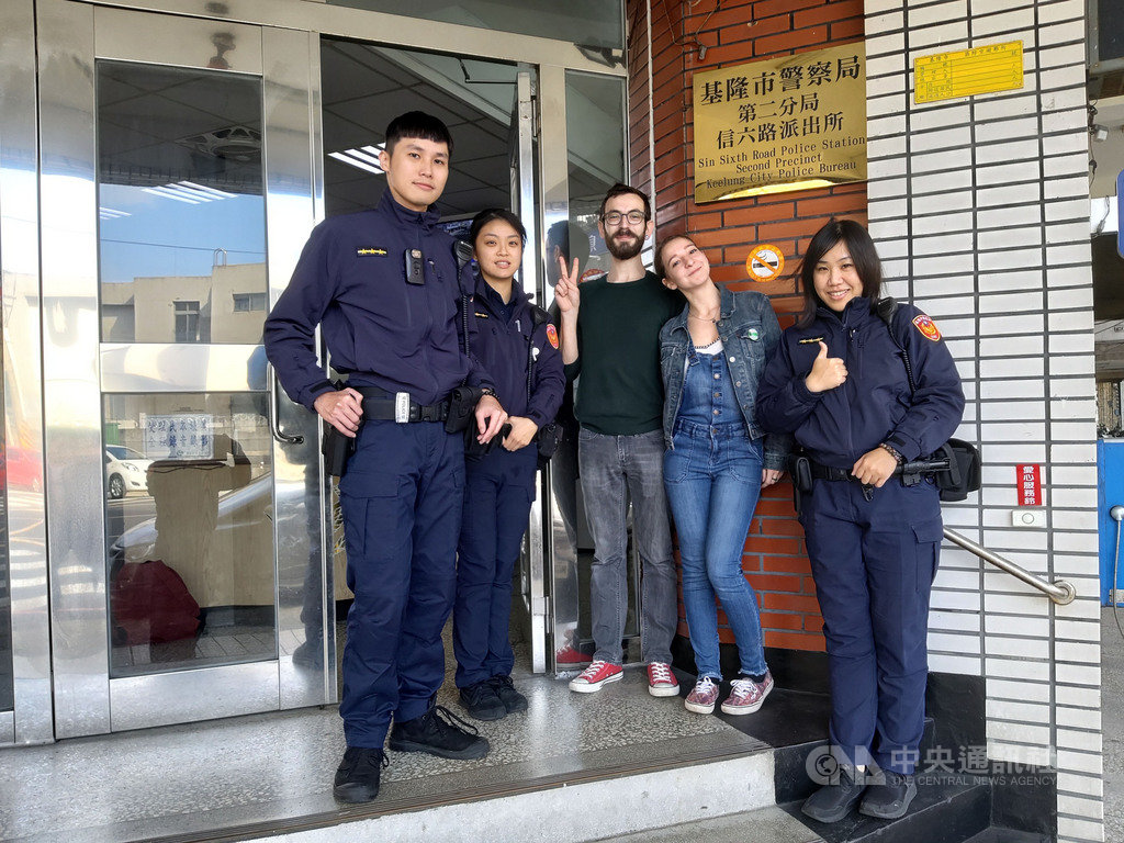法國情侶檔提波爾(中)和女友蘿拉(右2)從巴黎來台自由行,13日欲前往基隆市中正公園,但因迷路且語言不通向警方求助,員警見狀立即上前關心,除熱心解說,也介紹基隆的風景勝地與廟口美食,讓他們大讚台灣警察真好。(基隆市警局提供)中央社記者王朝鈺傳真 108年12月14日