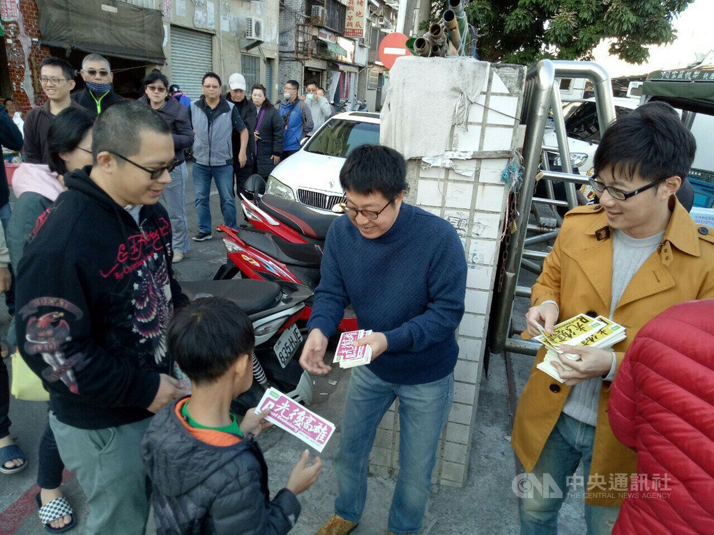 「Wecare高雄」發起人尹立(前中)14日一早偕台灣基進、公民割草行動等代表在十全果菜市場發放貼紙,全面宣傳罷韓行動,鼓勵民眾參與遊行,站出來表達立場與訴求。(台灣基進提供)中央社記者王淑芬傳真 108年12月14日
