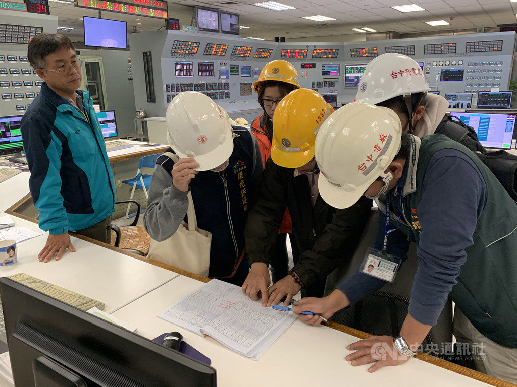 台中市政府日前針對台中火力發電廠用煤量超標開罰,並限期改善。環保局14日前往中火複查,認定仍持續使用生煤,開出第2張裁處書,罰新台幣600萬元,限期23日前完成改善。(台中市政府提供)中央社記者蘇木春傳真 108年12月14日