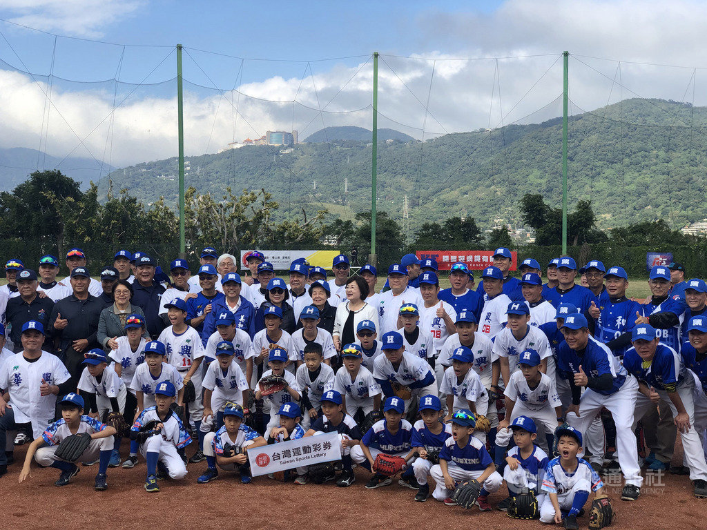 1970年代南北中學棒球強權「北華興、南美和」,2018年首度在美和中學舉辦OB賽,今年適逢華興棒球50週年,OB賽14日在華興中學舉辦,賽前兩隊合影。中央社記者謝靜雯攝 108年12月14日