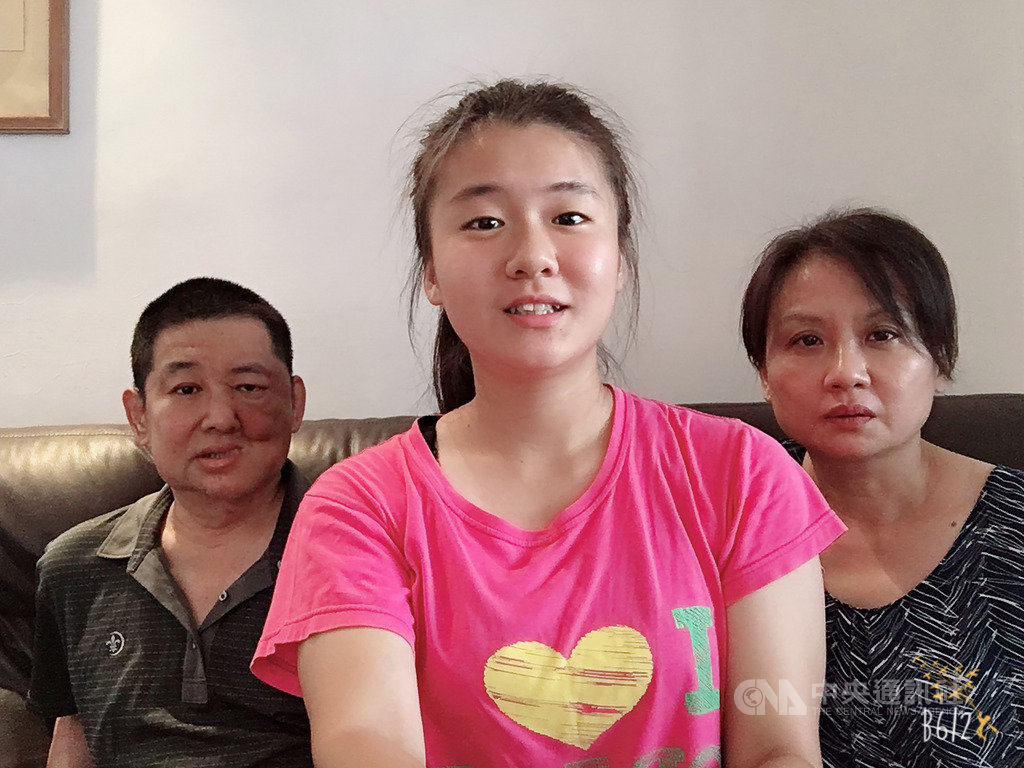 台灣癌症基金會14日舉行獎助學金頒獎典禮,獲獎的馬偕醫學院護理學系學生凌婕(中),因父親(左)罹癌之故選擇攻讀護理,盼未來幫助更多人,也感謝父親讓她看見不一樣的人生。(台灣癌症基金會提供)中央社記者陳偉婷傳真 108年12月14日