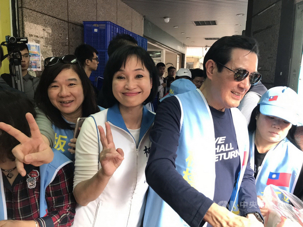 前總統馬英九(右2)14日到新北市板橋區為國民黨新北市立委參選人柯志恩(右3)助選,並化身賣菜郎義賣蔬果。(柯志恩辦公室提供)中央社記者黃旭昇新北市傳真 108年12月14日