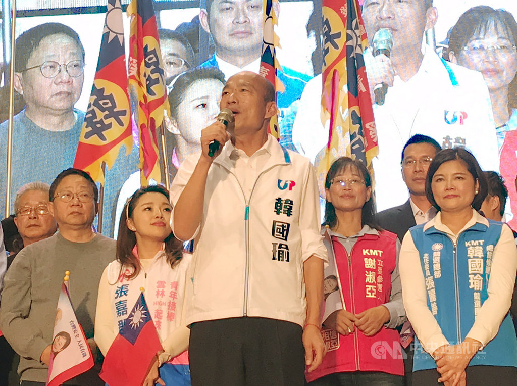 國民黨總統候選人韓國瑜(前中)14日到雲林參加總統及立委選舉造勢活動,為黨籍立委參選人謝淑亞(後右3)、張嘉郡(後左3)輔選,呼籲「團結雲林、贏回台灣」。後右為雲林縣長張麗善。中央社記者姜宜菁攝 108年12月14日