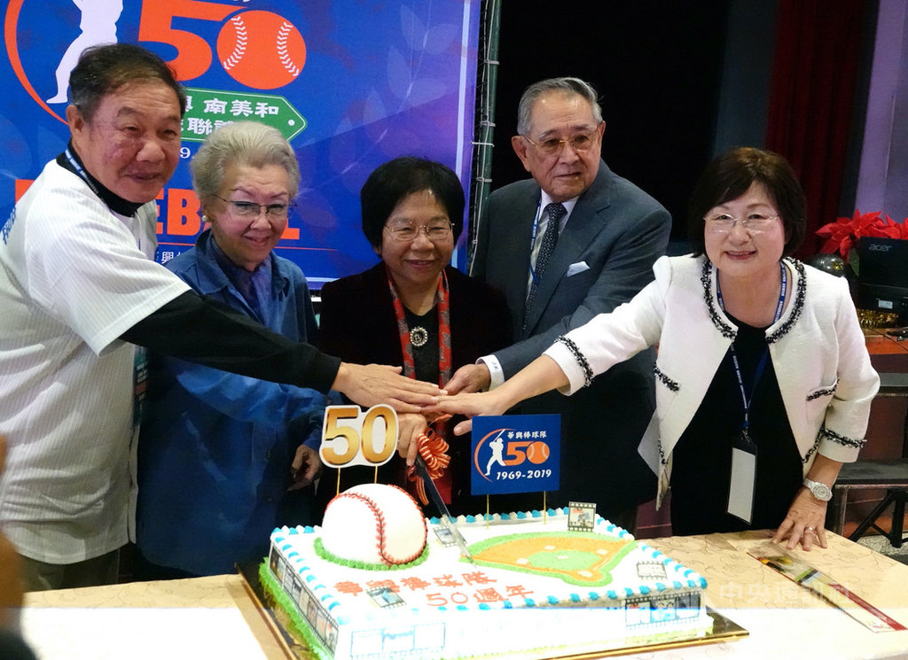 華興中學棒球隊成立50週年,14日在華興中學舉辦華興美和OB交流賽,同時也切蛋糕慶祝,華興棒球隊校友會會長林華韋(左)出席憶當年,笑說美和練球牛奶當水喝、營養很好,所以打不贏。中央社記者謝靜雯攝 108年12月14日