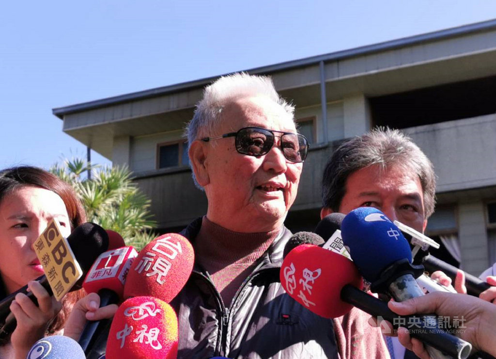 台南市玉井區集合住宅「真理家族前輩堂」14日凌晨疑遭曾姓男子縱火釀7死。前輩堂負責人張和平(中)上午表示,曾男曾透過轉介入住,但情緒管控不佳,這裡的居民已仁至義盡。中央社記者楊思瑞攝 108年12月14日