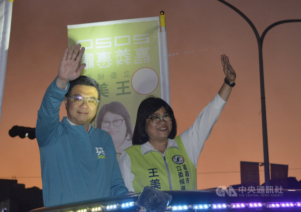 民進黨主席卓榮泰(左)14日陪同黨籍嘉義市立委參選人王美惠(右)展開車隊掃街,向民眾揮手致意,籲請支持。中央社記者蔡智明攝 108年12月14日