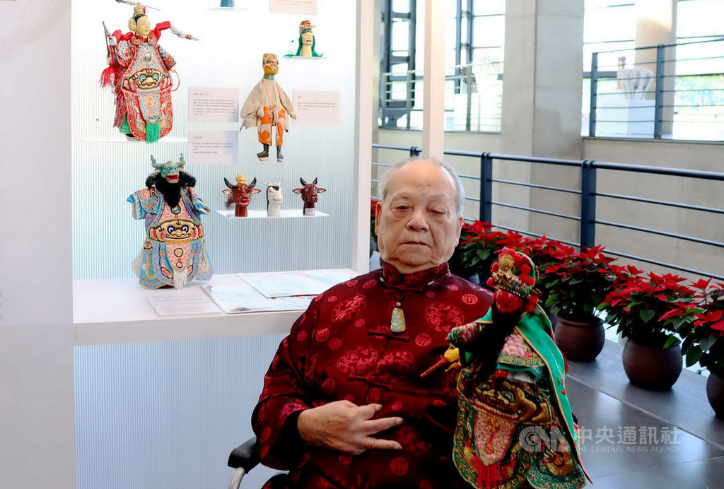 2019新北文化貢獻獎得獎者許王14日在鶯歌陶瓷博物館受獎,84歲的他持續為布袋戲推廣貢獻心力,協助讓傳統掌中藝術向下扎根。(新北市文化局提供)中央社記者黃旭昇新北市傳真 108年12月14日