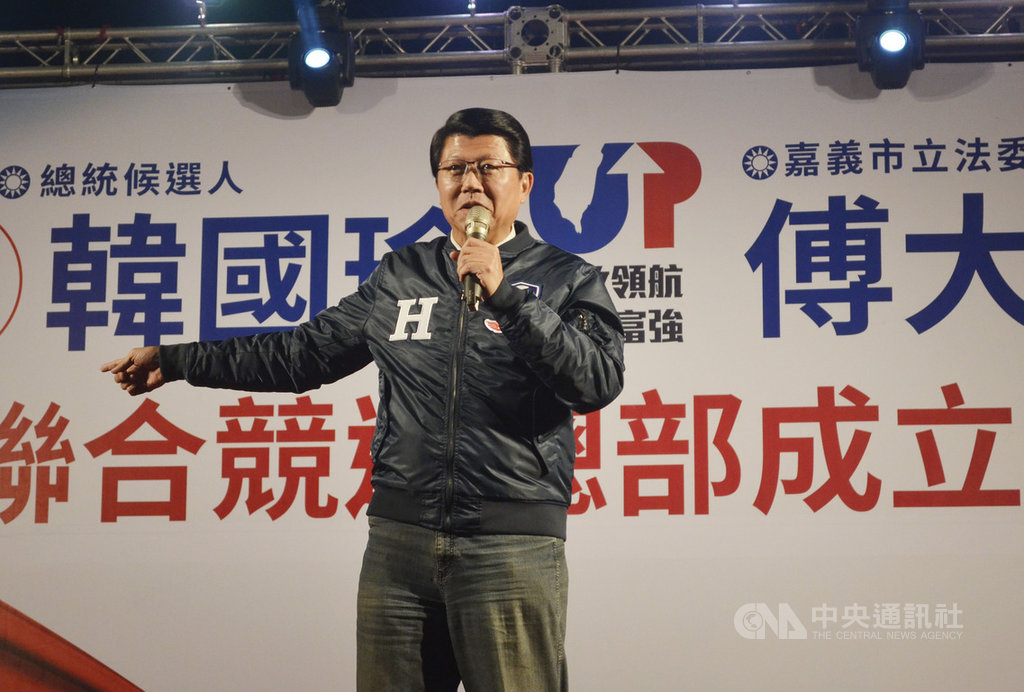 國民黨台南市黨部主委謝龍介(圖)14日到嘉義市,為黨籍立委參選人傅大偉站台造勢,與現場民眾合唱歌曲「一卡皮箱」。中央社記者蔡智明攝 108年12月14日