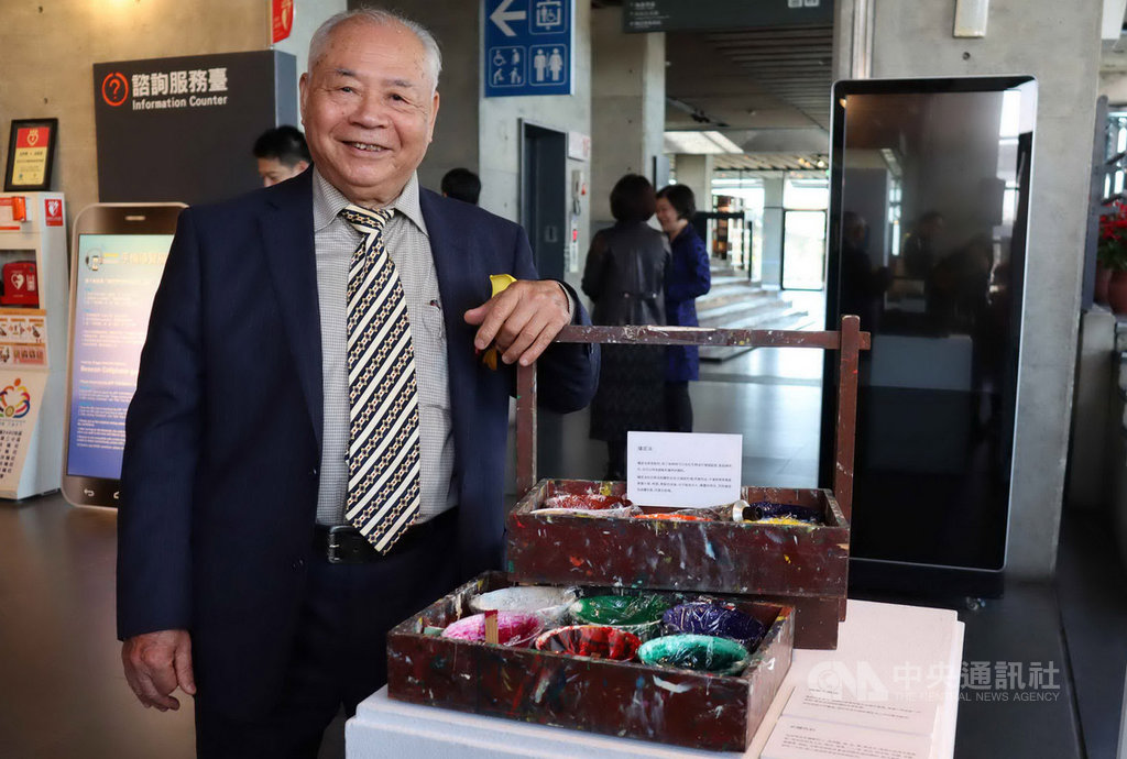 2019新北文化貢獻獎今年邁入第3屆,77歲獲獎者莊武男為新北市登錄的傳統彩繪保存者,於文化資產推廣及古蹟修復多有貢獻,並協助傳統工藝研究出版。(新北市文化局提供)中央社記者黃旭昇新北市傳真 108年12月14日