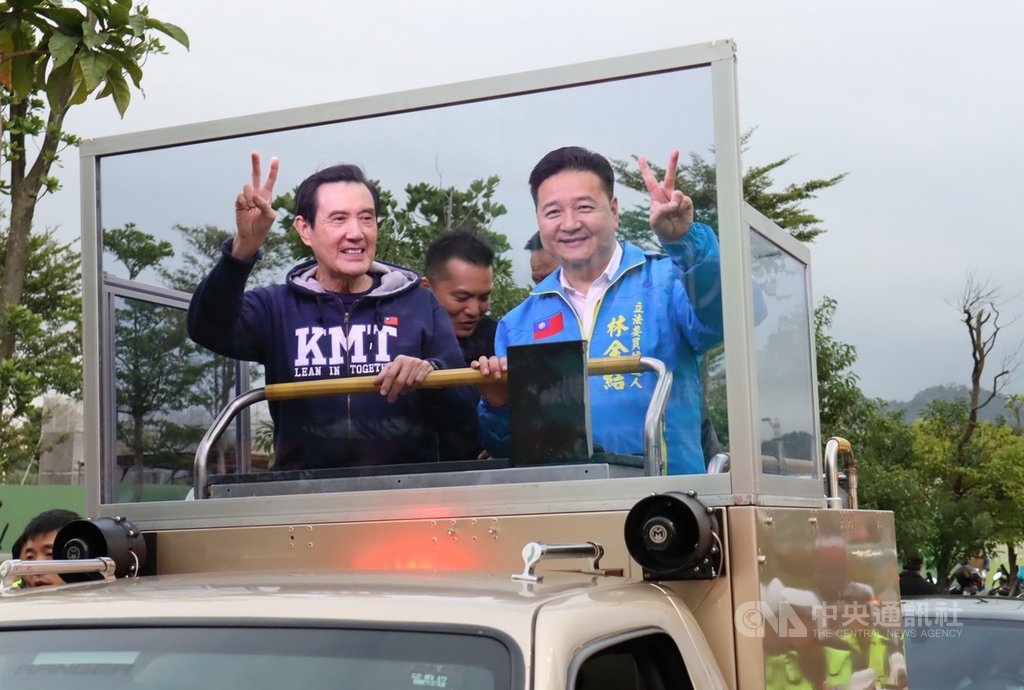 前總統馬英九(左)14日前往新北市土城陪同國民黨立委參選人林金結(右)車隊掃街拜票,爭取選民支持。(民眾提供)中央社記者黃旭昇新北傳真 108年12月14日
