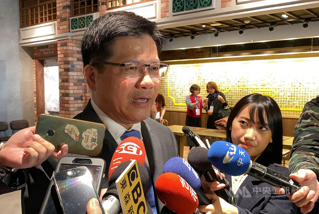 交通部長林佳龍(左)14日表示,遠東航空依法須對停飛並「解釋成烏龍」陳述意見,18日前民航局會根據陳述再進一步判斷,但不是說現在可通融放寬標準。中央社記者邱俊欽桃園機場攝 108年12月14日
