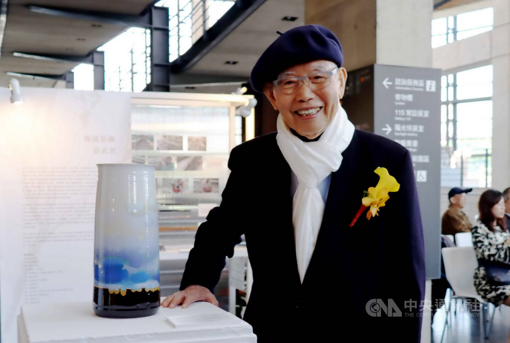 2019新北文化貢獻獎14日在鶯歌陶瓷博物館頒獎,得獎者之一、高齡91歲的陶藝家孫超持續創作結晶釉作品,為國內創作力旺盛的資深陶藝家。(新北市文化局提供)中央社記者黃旭昇新北市傳真 108年12月14日