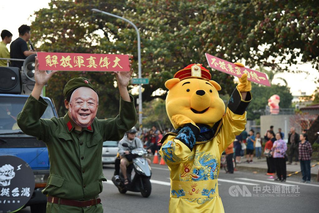 屏東一群青年發起「護國挺台灣,青年站出來」系列活動,14日遊行屏東市區,號召青年返鄉投票,活動中也呼籲青年用選票下架國民黨不分區立委參選人吳斯懷等,捍衛台灣民主自由。(鍾佳濱競選總部提供)中央社記者郭芷瑄傳真 108年12月14日