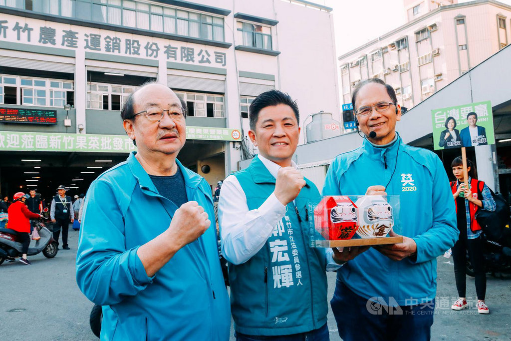 前行政院院長游鍚堃(前右)14日以「護國保台」助選團總團長身分,到新竹市陪同民進黨立委參選人鄭宏輝(前中)掃街拜票,並贈送「必勝達摩」。(鄭宏輝競選辦公室提供)中央社記者魯鋼駿傳真 108年12月14日