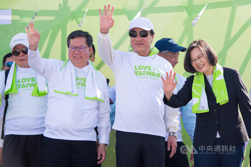 總統蔡英文(右)14日在桃園出席健走活動,提出政府近年來對體育選手的照顧,她期勉明年東京奧運的奪牌數,要超越里約奧運的奪牌數。(桃園市政府提供)中央社記者邱俊欽桃園傳真 108年12月14日