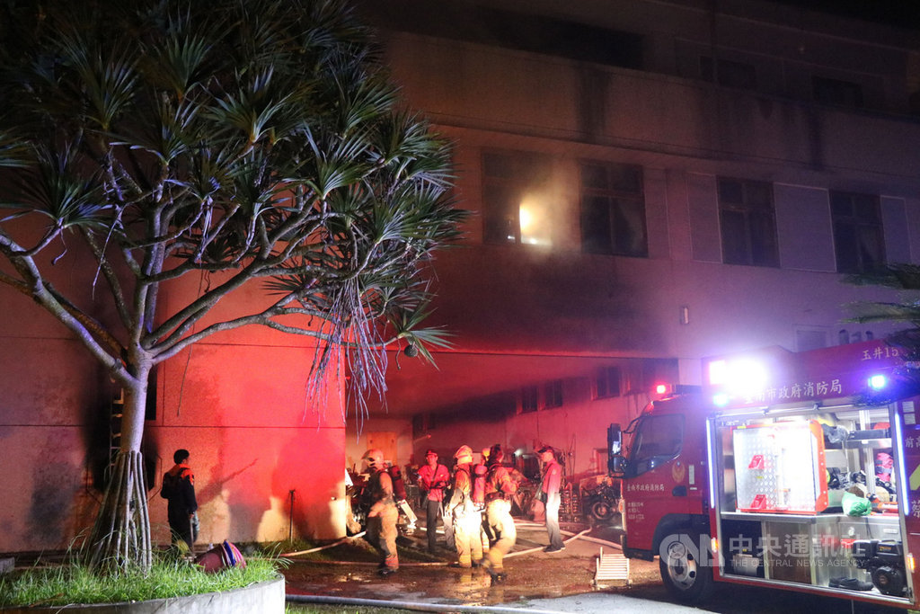 台南市玉井區集合住宅「真理家族前輩堂」14日凌晨發生火警,消防局獲報立即出動大批人車前往灌救,7人不幸死亡。中央社記者楊思瑞攝 108年12月14日