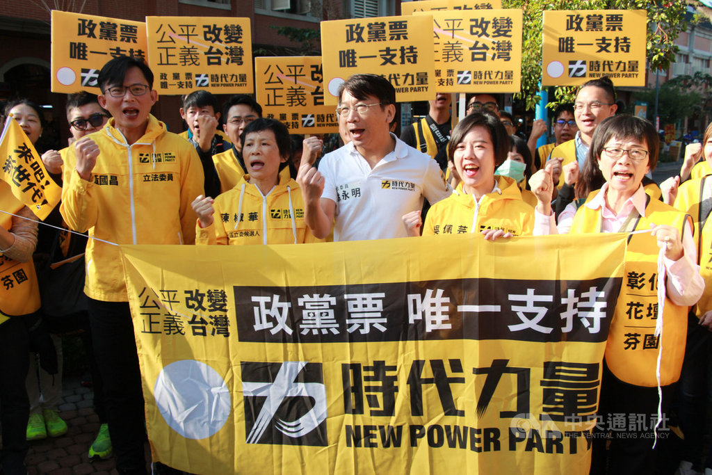 時代力量黨主席徐永明(前中)與不分區立委參選人,14日到台中新建國市場掃街拜票,徐永明表示,目標10%的政黨票,讓不分區有4到5席的空間,有信心可以將立委黃國昌(前左)繼續留在立法院。中央社記者蘇木春攝 108年12月14日