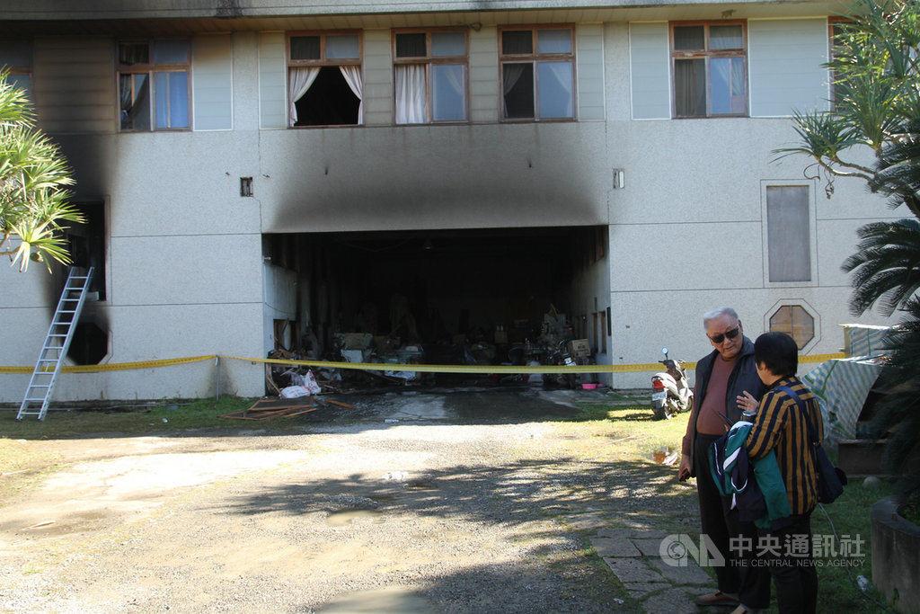 台南市玉井區集合住宅「真理家族前輩堂」14日凌晨疑遭一名曾姓男子縱火,造成7人死亡。真理家族前輩堂負責人張和平(左)上午回到現場關心善後情況。中央社記者楊思瑞攝 108年12月14日
