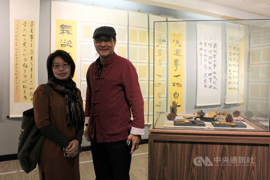 金門木刻名家李錫福(右)與書法新秀陳玉貞(左)14日起在金門縣文化局舉行「刀與筆的對話」雙人展,陳玉貞說,和木刻名師聯展,壓力不小。中央社記者黃慧敏攝 108年12月14日