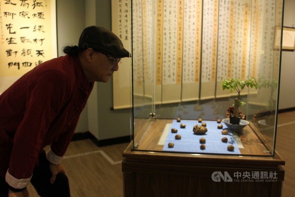 金門木刻名家李錫福(圖)近年鍾情貔貅,用綠檀木雕刻大小不一、神情各異的貔貅,14日起在文化局展出,他表示,歡迎大家來和貔貅對話。中央社記者黃慧敏攝 108年12月14日