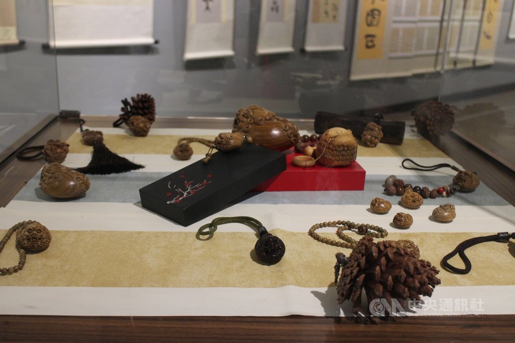 「刀與筆的對話-李錫福.陳玉貞雙人展」14日起在金門縣文化局舉行,其中,貔貅是金門木刻名家李錫福的新作,也是亮點。中央社記者黃慧敏攝 108年12月14日