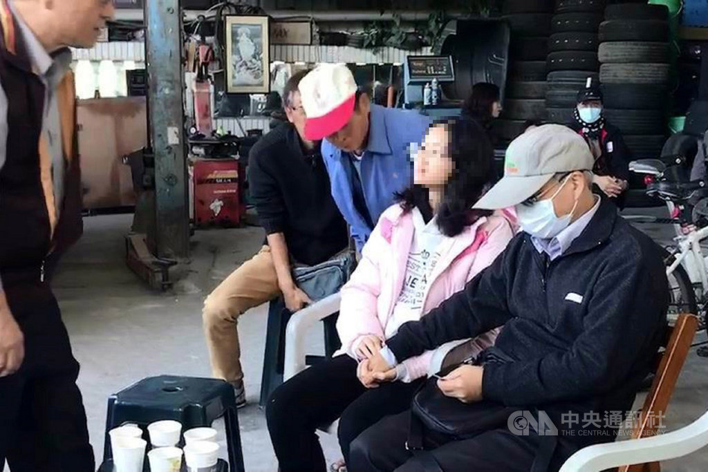 台南市玉井區「真理家族前輩堂」14日凌晨疑遭曾姓男子縱火釀7死,死者謝振益的哥哥謝瑞龍(右1)是曾輔導過曾男的少年法庭庭長,謝瑞龍接獲通知到場,面對媒體時不發一語。中央社記者楊思瑞攝 108年12月14日