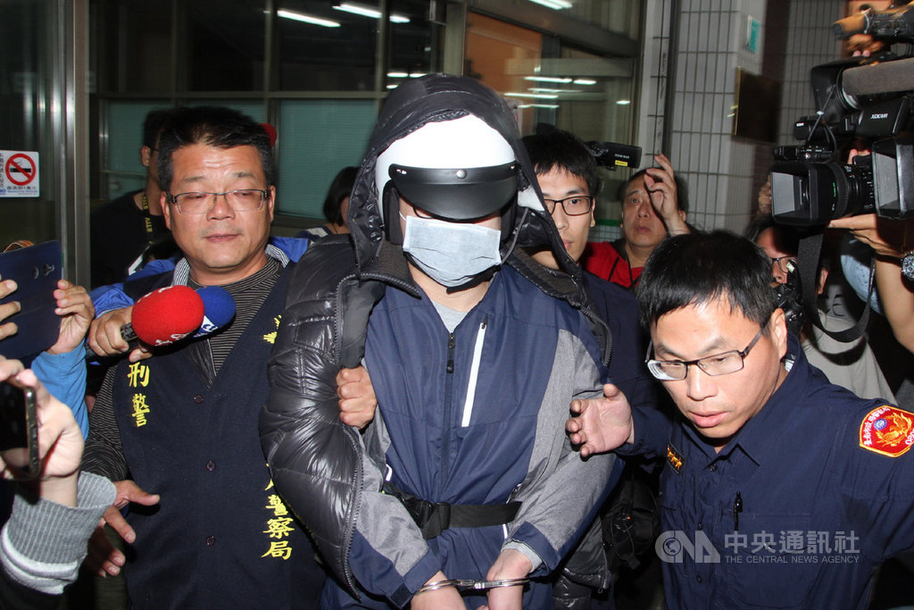台南市玉井區集合住宅「真理家族前輩堂」14日凌晨發生火警,造成7人死亡,涉嫌縱火的曾姓男子(前中)由警方帶回警局進一步進行偵訊,下午從玉井警分局被帶往台南地檢署。中央社記者楊思瑞攝 108年12月14日