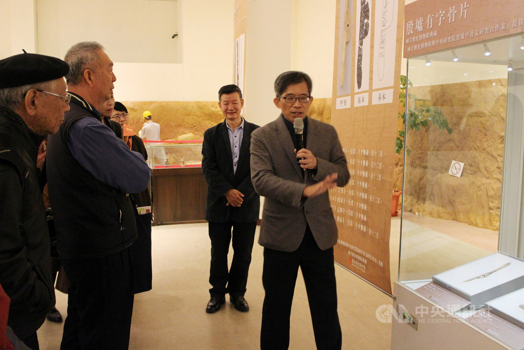國立歷史博物館典藏的甲骨文珍品跨海到金門展出,14日在金門歷史民俗博物館亮相,史博館長廖新田(右)親自為來賓導覽解說。中央社記者黃慧敏攝 108年12月14日