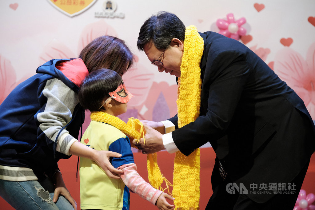 桃園市政府社會局14日舉辦「幸福送暖,愛在桃園」年終關懷餐會活動,桃園市長鄭文燦(右)出席表示,希望從桃園開始,讓照顧產業成為帶動台灣進步的力量。(桃園社會局提供)中央社記者邱俊欽桃園傳真 108年12月14日