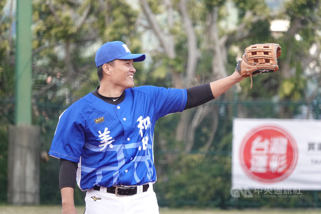 中職統一獅隊野手高國慶14日以美和校友身分參加2019華興美和OB交流賽,站上投手丘中繼投3局,挨1轟。中央社記者謝靜雯攝 108年12月14日