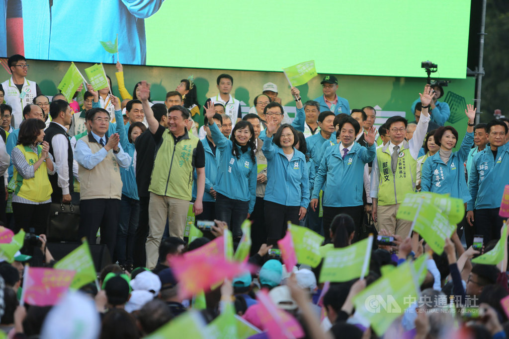 總統蔡英文(前右5)和民進黨副總統候選人賴清德(前右4)14日下午合體出席台南市競選總部成立大會,受到支持者熱烈歡迎,蔡總統表示,有民主自由才有經濟發展,「有蔡英文當總統,蔡英文和賴清德保證,一國兩制是不可能的」。中央社記者張榮祥台南攝 108年12月14日