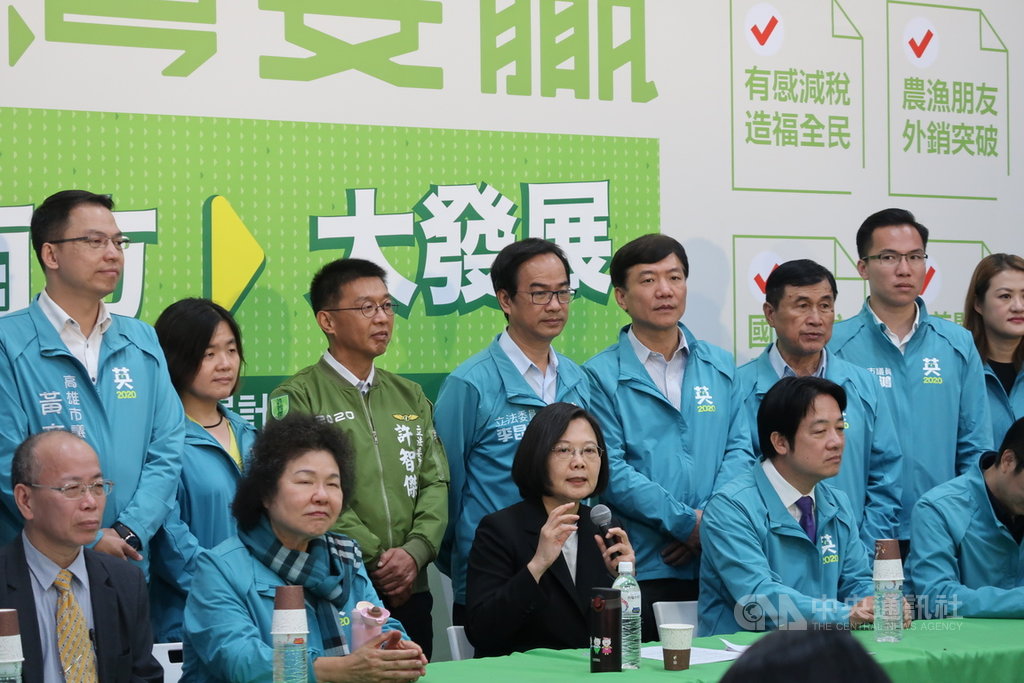 總統蔡英文(前中)14日在高雄出席政策說明會,針對國民黨副總統候選人張善政日前「沒生過小孩不懂父母的心」說法,蔡總統表示,希望不要有情緒、保持理性、對人要有基本尊重。中央社記者王淑芬攝 108年12月14日