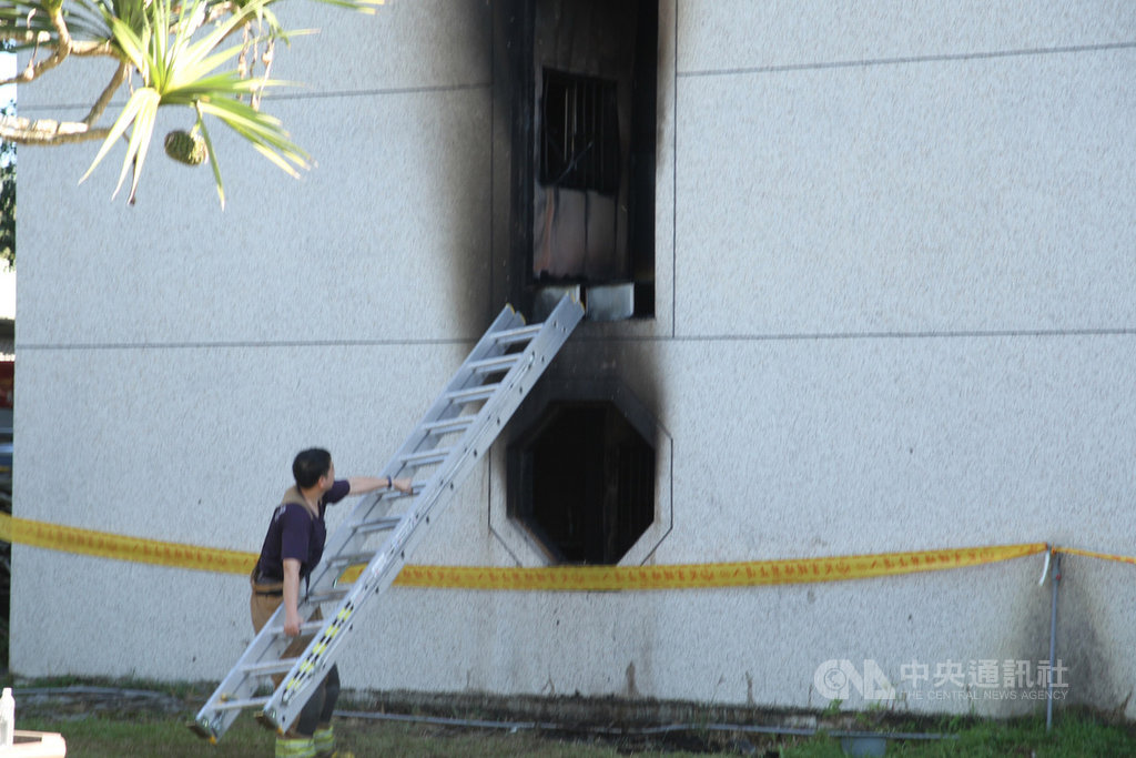 台南玉井「真理家族前輩堂」14日遭縱火釀7死不幸。7名死者中,有1人是在左側一樓下層房間內被拉出,其餘6人是消防人員由建物外部架梯,從窗戶進入內部通道,在一樓左側上層的房間內發現。中央社記者楊思瑞攝 108年12月14日
