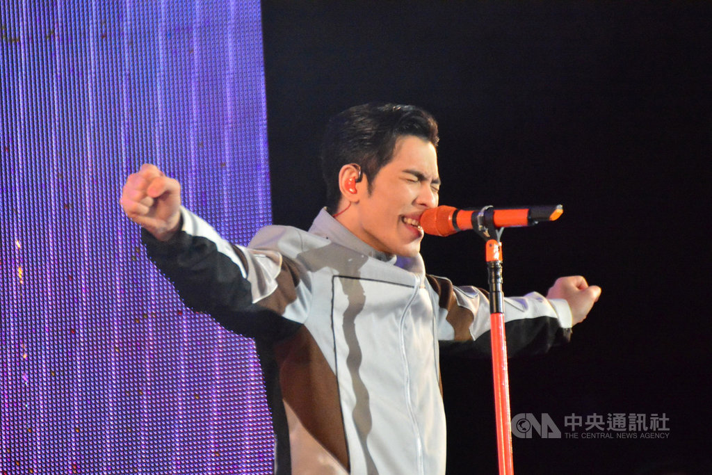 「2019新北歡樂耶誕城–巨星耶誕演唱會」14日晚間熱鬧開唱,會場擠滿追星粉絲,金曲歌王蕭敬騰的壓軸演出掀起全場高潮。中央社記者黃旭昇新北市攝 108年12月14日