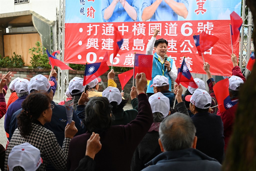 花蓮立委選戰,無黨籍參選人傅崐萁(後)以懇親會形式走訪各鄉鎮,提出國道6號延伸、育兒政策到青年優惠政見等。(傅崐萁競選總部提供)中央社記者李先鳳傳真 108年12月9日