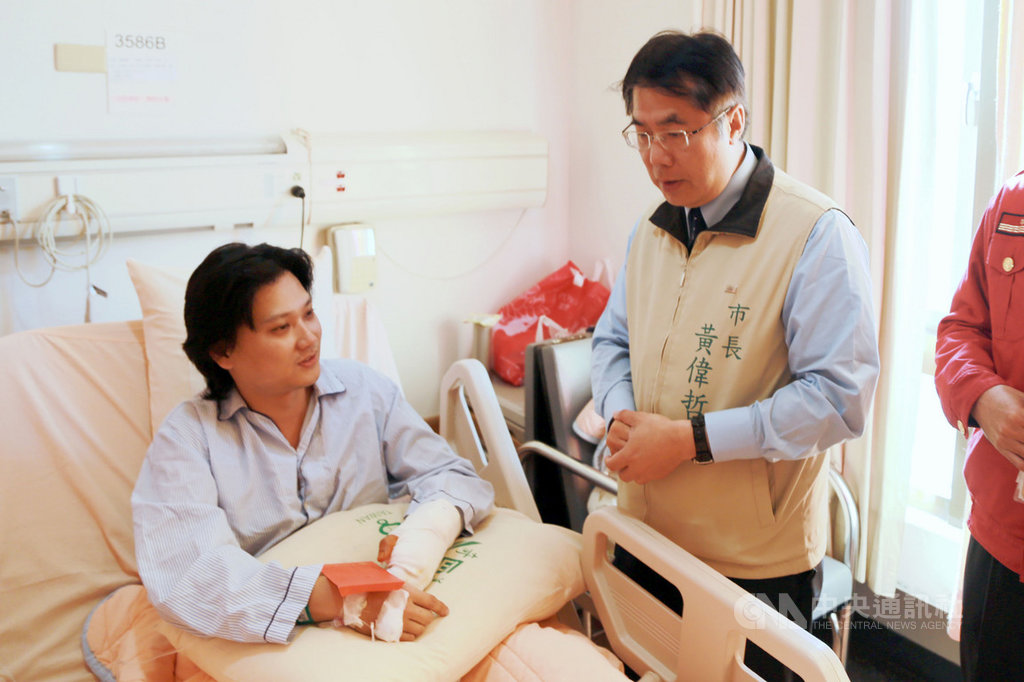 台南市玉井區「真理家族前輩堂」14日凌晨疑遭曾姓男子縱火,造成7人死亡,台南市長黃偉哲(右)上午前往柳營奇美醫院探視慰問受傷的消防人員。(台南市政府提供)中央社記者張榮祥台南傳真 108年12月14日