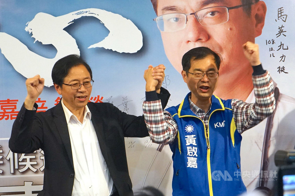 國民黨副總統候選人張善政(左)14日在花蓮與國民黨立委參選人黃啟嘉(右)同台召開「青年座談會」,暢談國家青年政策,並向鄉親推薦黃啟嘉。中央社記者張祈攝 108年12月14日