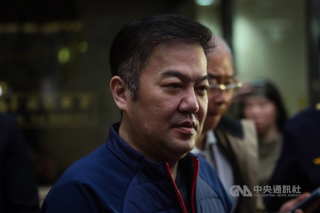 遠東航空無預警停飛,檢調先前已針對遠航資金是否遭掏空展開追查,北檢13日晚間傳喚遠航董事長張綱維到案說明,直到接近午夜張綱維才離開。中央社記者吳家昇攝 108年12月13日
