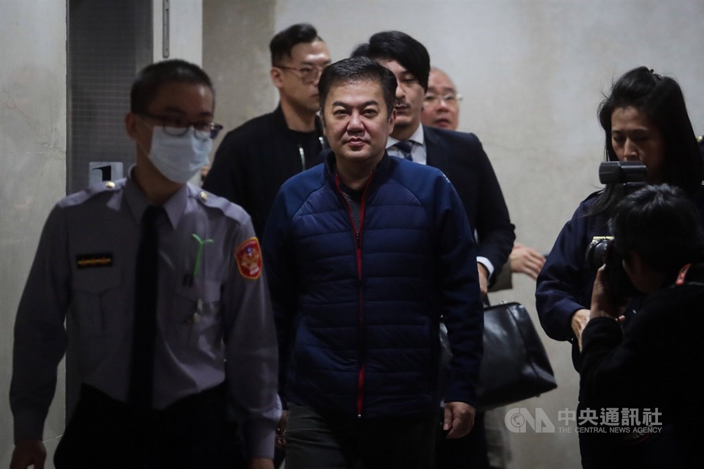 遠東航空董事長張綱維(前中)13日晚間約7時赴北檢應訊,直到近午夜才在法警護送下準備離開。中央社記者吳家昇攝 108年12月13日