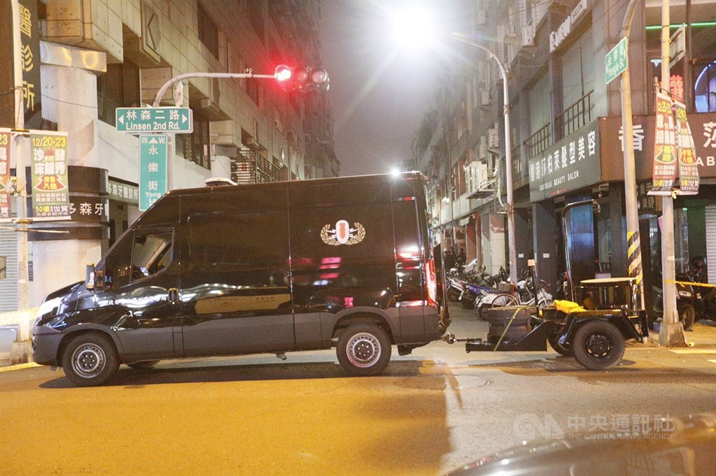 警方13日到高雄市苓雅區永樂街一棟大樓包抄攻堅,欲圍捕涉嫌在國民黨台南市後壁區黨部放置不明物體的犯嫌,現場一度傳出爆裂聲響,防爆車也在旁待命。中央社記者董俊志攝 108年12月13日