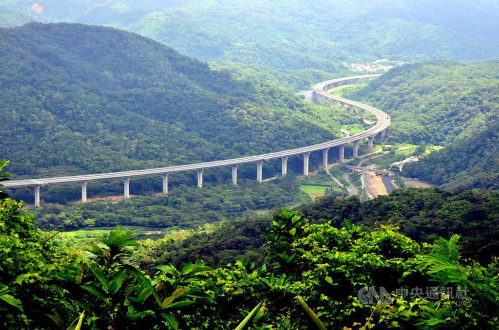 南迴公路拓寬改善工程將於12月23日全線通車,屆時台東至屏東可縮短約30分路程。圖為被喻為「藏橋於林」的安朔段。(檔案照片)中央社記者盧太城台東攝 108年12月14日