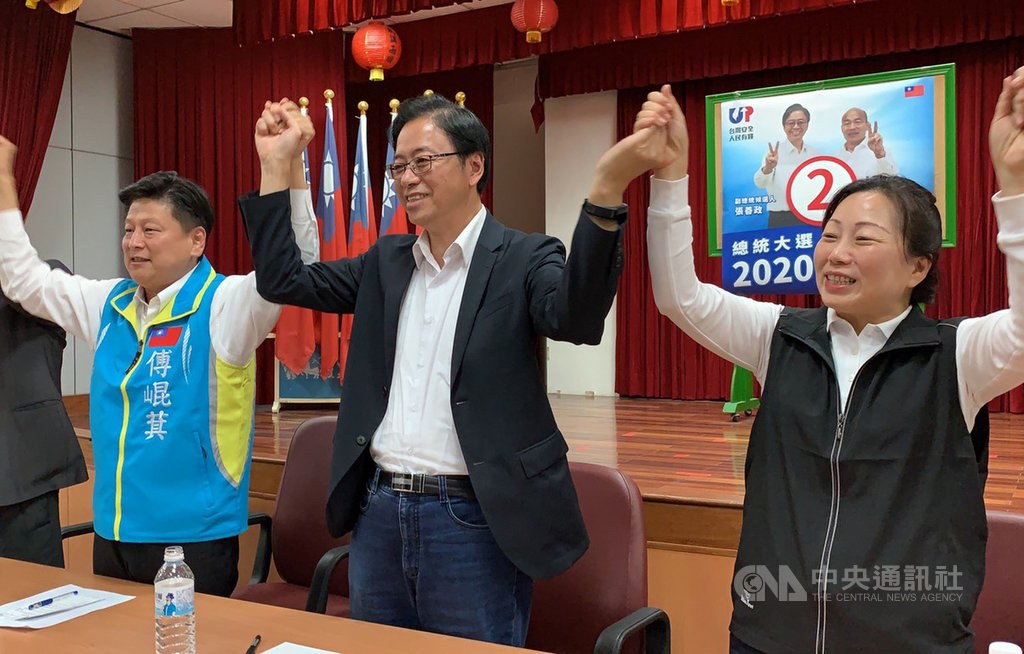 國民黨副總統候選人張善政(中)14日前往花蓮,與無黨籍立委參選人傅崐萁(左)合體出席工商座談會,國民黨籍花蓮縣長徐榛蔚(右)也到場力挺。中央社記者張祈攝 108年12月14日