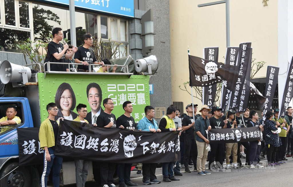 屏東一群青年發起「護國挺台灣,青年站出來」系列活動,14日邀請民進黨副秘書長林飛帆(車上左)與立委參選人鍾佳濱(車上右)一起遊行屏東市區,沿街號召青年返鄉投票。(鍾佳濱競選總部提供)中央社記者郭芷瑄傳真 108年12月14日