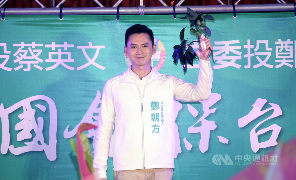 民進黨「護國保台助選團」巡迴行程14日到新竹縣,第2選區立委參選人鄭朝方宣講時手持「橄欖枝」,盼選舉放下對立、互相尊重。中央社記者魯鋼駿攝 108年12月14日
