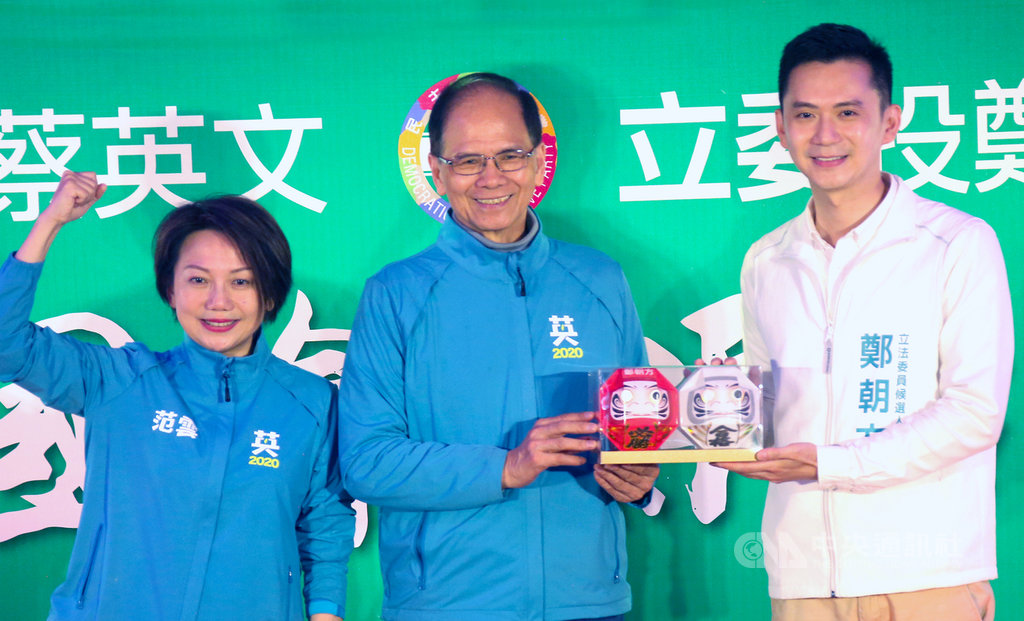 前行政院長游錫堃(中)14日以「護國保台」助選團總團長身分,到新竹縣為為第2選區立委參選人鄭朝方(右)助選,並特別贈送「必勝達摩」,盼鄭朝方能進入國會、屹立不搖。中央社記者魯鋼駿攝 108年12月14日