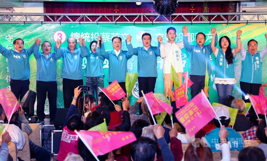 民進黨主席卓榮泰(右5)等人14日到新竹縣為第2選區立委參選人鄭朝方(右4)助選,盼拉抬選情,爭取選民支持。中央社記者魯鋼駿攝 108年12月14日