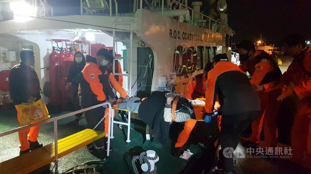 澎湖東吉一名84歲林姓獨居老人病發,澎湖海巡隊巡防艇漏夜馳往救援,後送至馬公港交由澎湖消防局載往三總澎湖分院治療。(澎湖海巡隊提供)中央社 108年12月14日