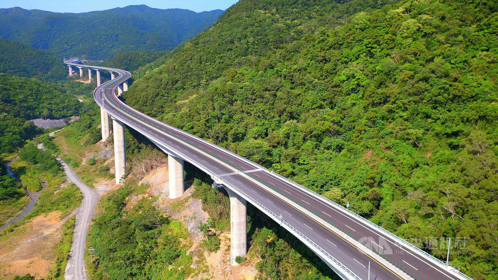 歷經15年、3任總統和5屆台東縣長的南迴公路拓寬改善工程,公路總局西濱南工處14日表示,將於12月23日全線通車。圖為安朔至草埔隧道路段。(公路總局西濱南工處提供)中央社記者盧太城台東傳真 108年12月14日