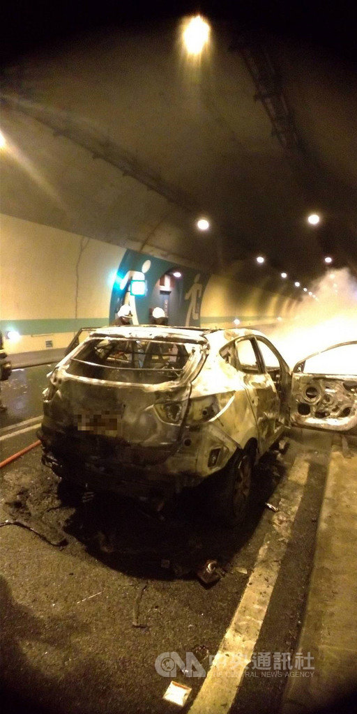 一輛休旅車14日行經國道6號西向國姓1號隧道時突然起火,車輛慘遭燒毀,幸全車5人順利逃生,無人員傷亡。(國道警察提供)中央社記者蕭博陽南投縣傳真 108年12月14日