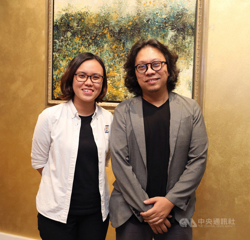 「新戲院」(Sinema Media)由熱愛電影文化的新加坡新銳導演與製片成立,並把觸角延伸到台灣,圖為創辦人朱韋仲(右)、專案經理莊穎彤(左)合影。中央社記者黃自強新加坡攝 108年12月14日